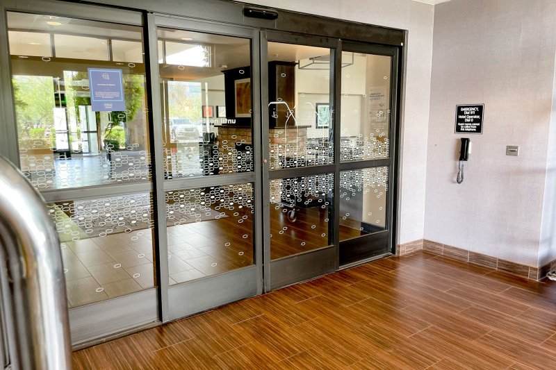 There is a smooth floor with step-free access to the hotel through automatic sliding doors.