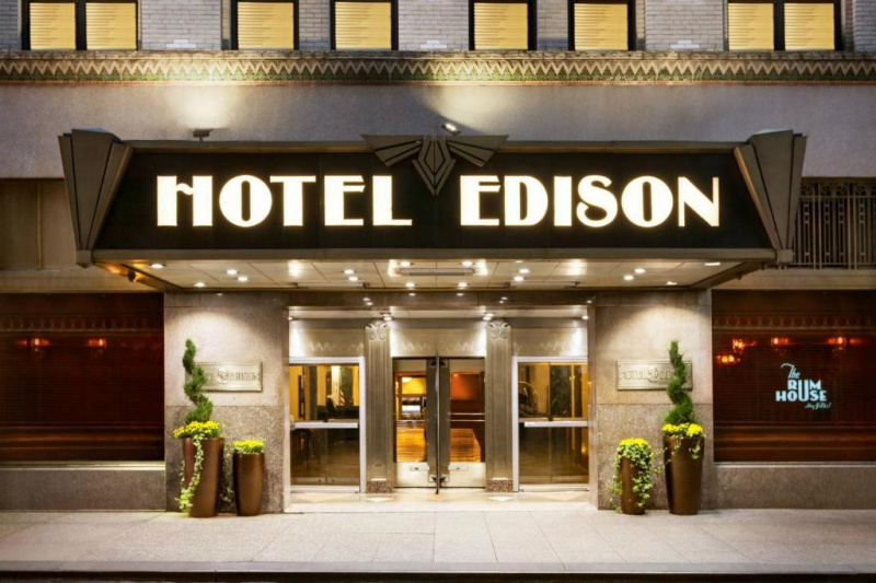 There is step-free access from the sidewalk to the hotel entrance.