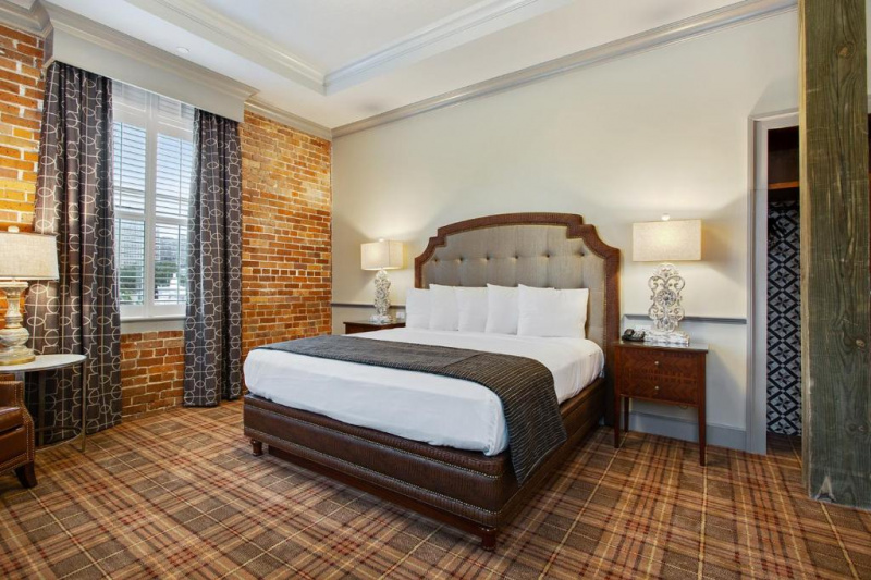 The king room has a king-sized bed and bedside nightstands with lamps and a single telephone.