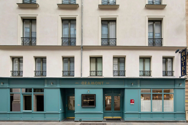There is step-free access from the sidewalk to the hotel's single door entrance while the double door entrance has a single step.