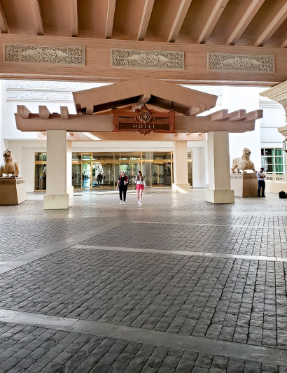 The drive-up, cobbled entrance to the hotel is huge. There are many double-width glass doors to enter the lobby.