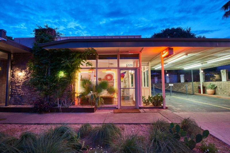 There is covered step-free access to the hotel and a drop-off area at the door.