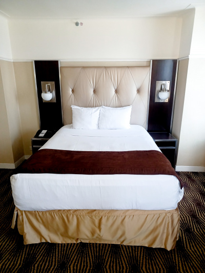 The metro queen room has a queen-sized bed with bedside lamps and a telephone.