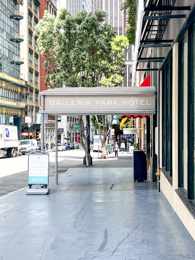 The hotel has step-free access to a covered entrance from the sidewalk.
