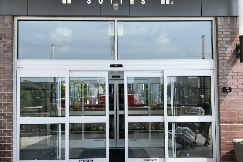 The step-free hotel entrance is through 2 sets of glass sliding doors.
