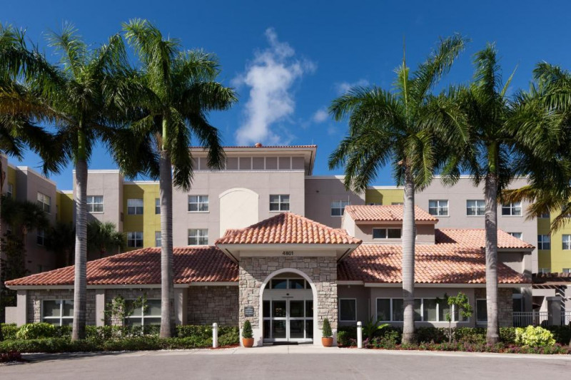 The hotel entrance has 2 large glass sliding doors. There is a drive-up entrance that is step-free.