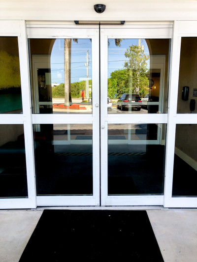 The accessible hotel entrance is step-free and has automatic double doors. There is another set of doors inside.