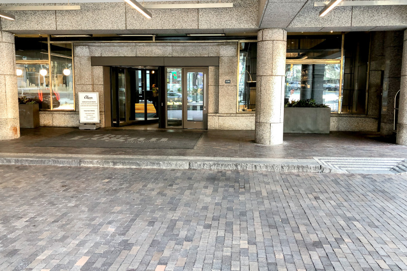 The entrance to the hotel is very wide and step-free. It leads to automatic double doors.