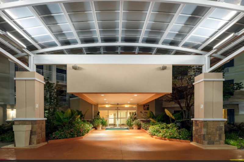 The entrance to the hotel is very wide and step-free. It leads to automatic double doors.