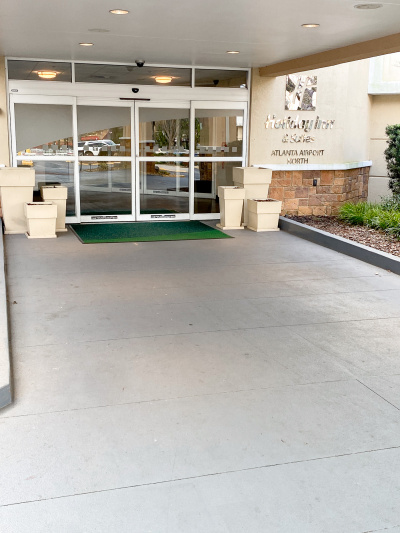 The entrance to the hotel is very wide and step-free. It leads to automatic double doors. There are pot plants on either side of the doors.