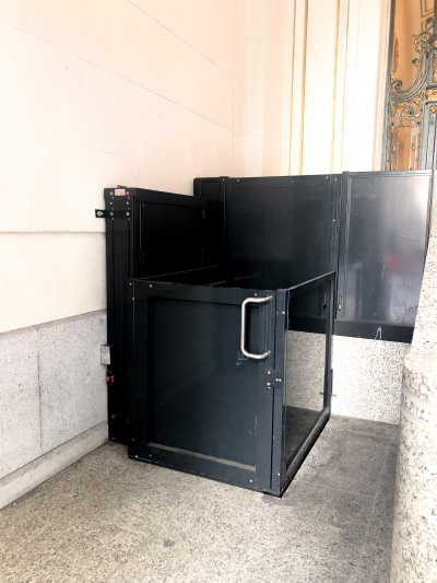 The outdoor wheelchair lift is step-free.