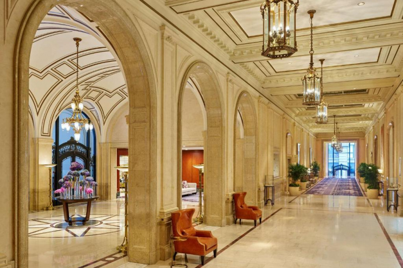 The lobby is huge and opulent with vaulted ceilings. The whole area is step-free, with minimal furniture.