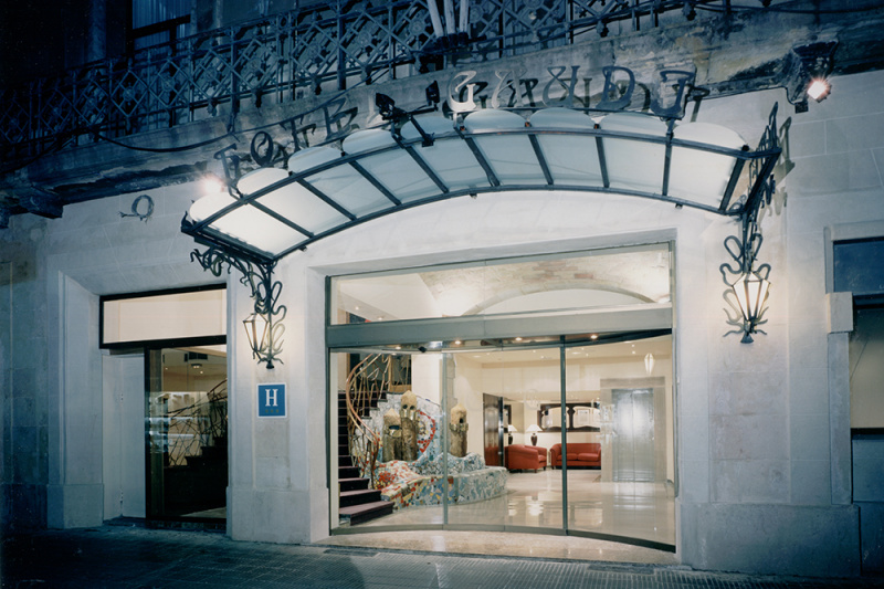 There is step-free access from the sidewalk to the hotel lobby through wide glass doors..