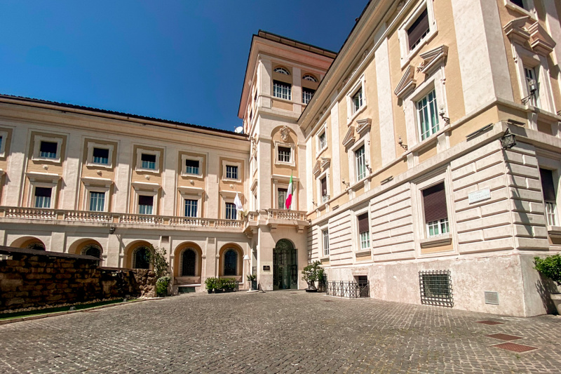Exterior view of the hotel with cobblestones leading up to the hotel entrance.