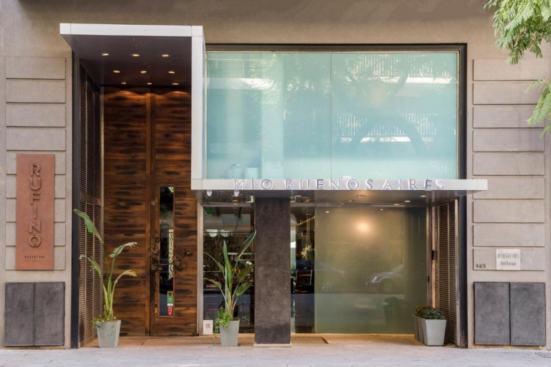 The step-free entrance to the hotel is from the sidewalk and it step-free. There is a large glass door which leads to the lobby.