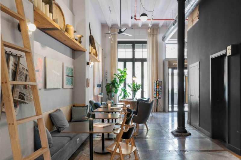 The step-free seating area is to the side of the lobby. There is both built-in furniture and  movable tables and chairs.