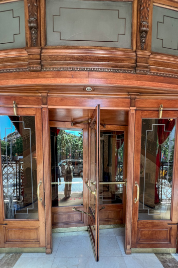 The step-free hotel entrance has a classic, wooden, revolving door.
