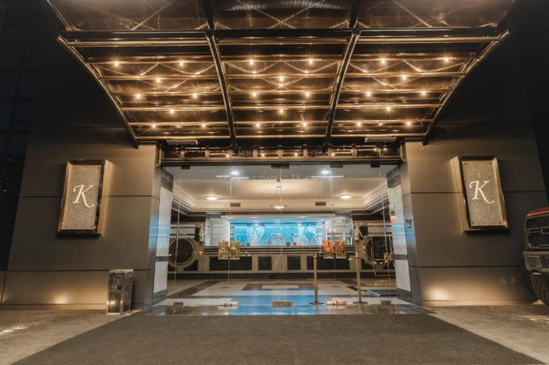 The step-free hotel entrance is through automatic double doors.
