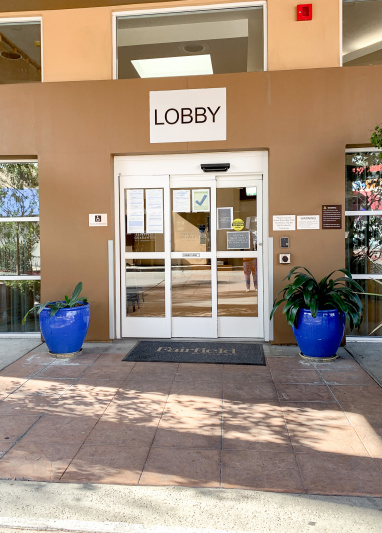 The hotel entrance has step-free access over a sill from the sidewalk through automatic sliding doors.