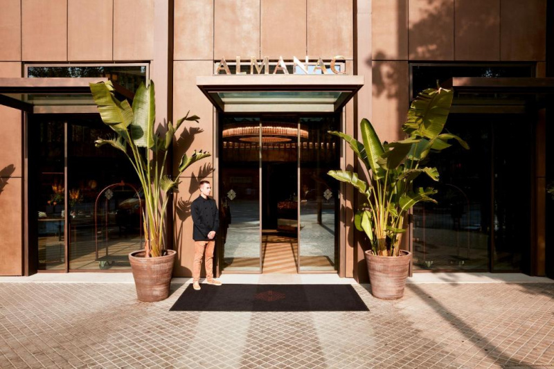 The step-free entrance to the hotel is from a wide, paved area. There are 3 sets of automatic, glass doors that open into the reception area.