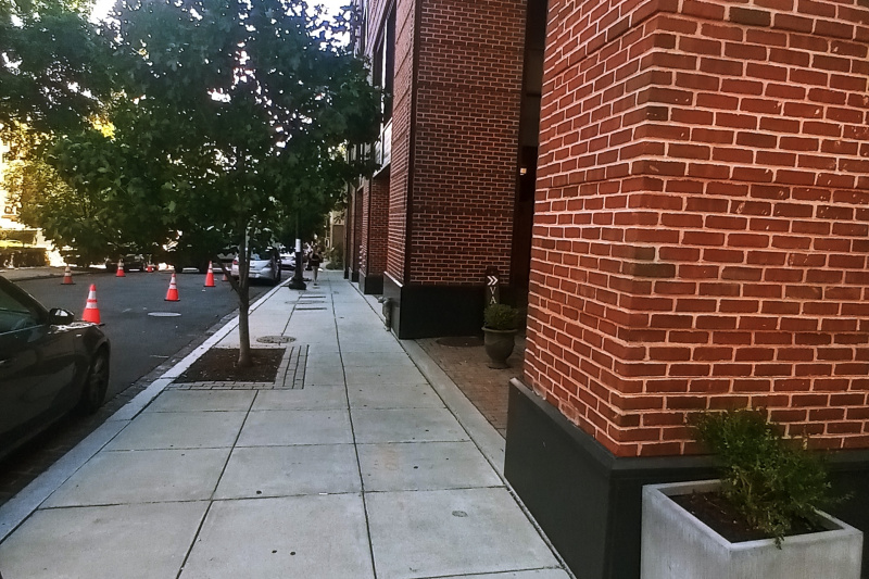 The hotel entrance is from the paved sidewalk and is step-free.