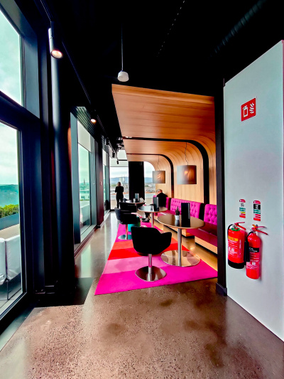 The colorful seating area is step-free. There are built-in sofas with movable tables and chairs.