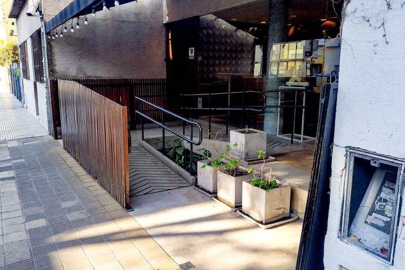 Access to the hotel entrance in up 2 shallow ramps with handrails.