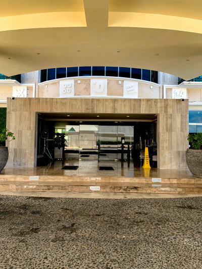 The cobbled drive-up entrance to the hotel has 2 steps leading to automatic sliding glass doors.