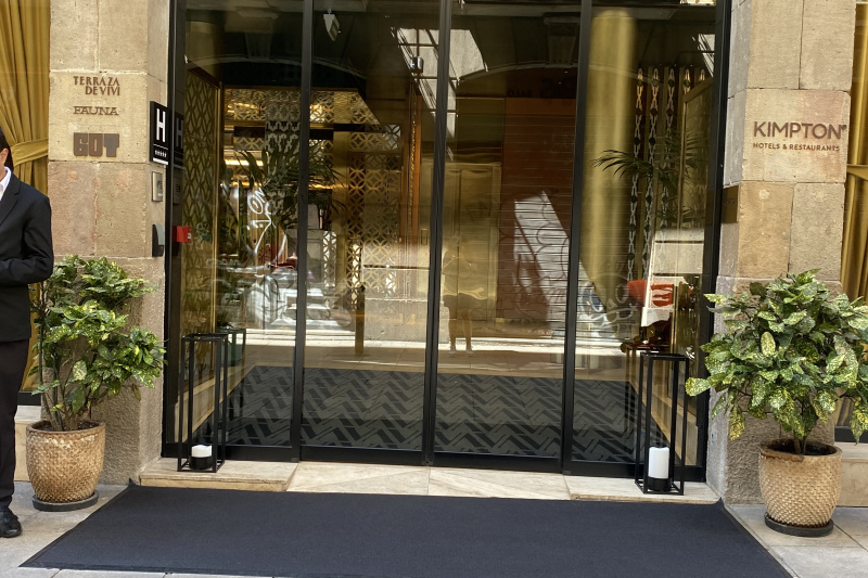 The hotel entrance is from the sidewalk and is step-free. There are 2 tall glass automatic doors leading to the lobby.