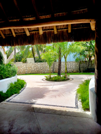 Access to the hotel entrance is from a driveway. It is spacious and step-free.