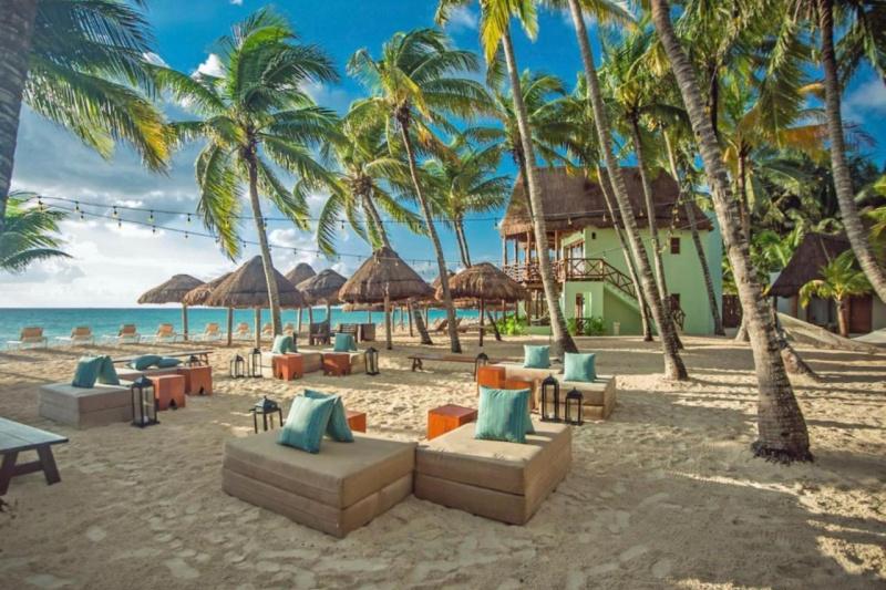 The beach has many sets of seats with cushions. There are also sun loungers and fixed umbrellas.