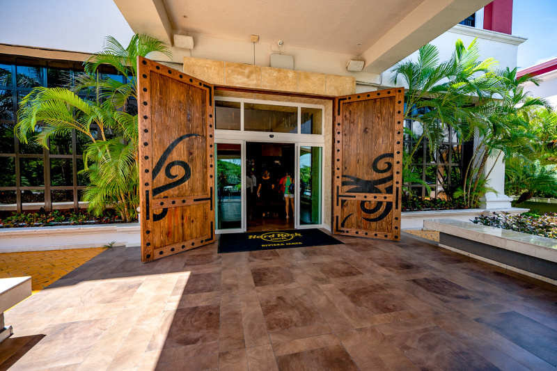 The hotel entrance is step-free. Automatic double glass sliding doors lead to the lobby.
