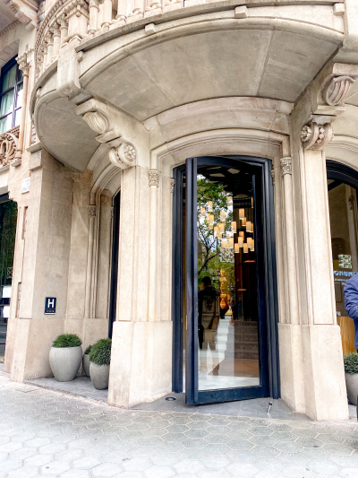 Access to the hotel is from the sidewalk There is a tall, single glass door that leads to the hotel lobby.