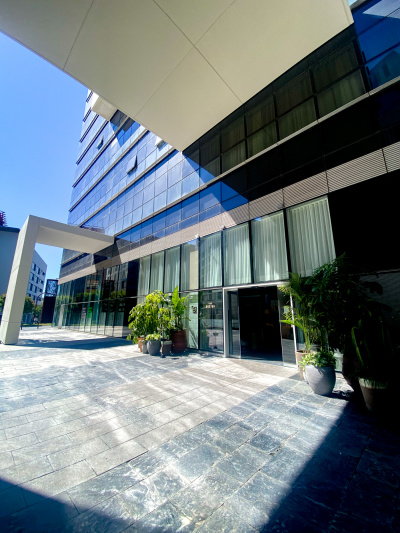 There is step-free access to the hotel from the paved sidewalk through 2 glass sliding doors.