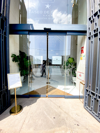 There is step-free access to the hotel from the sidewalk through two large ornate metal doors leading to 2 glass, automatic sliding doors providing entry to the hotel lobby.