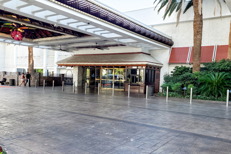 There is step-free access to the hotel from the drive-through drop-off zone through 3 sets of tall glass doors. One set is automatic.