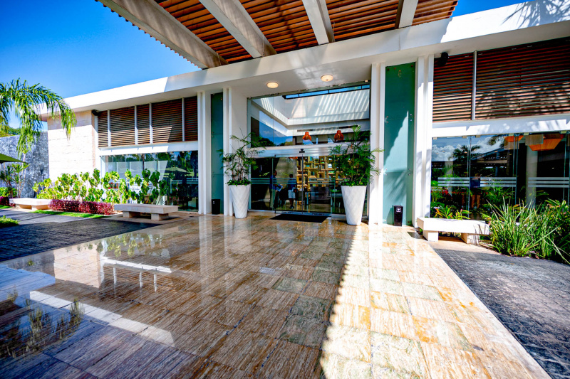 Access to the hotel is along a spacious, step-free, covered walkway. It leads to automatic, glass doors which open to the lobby.