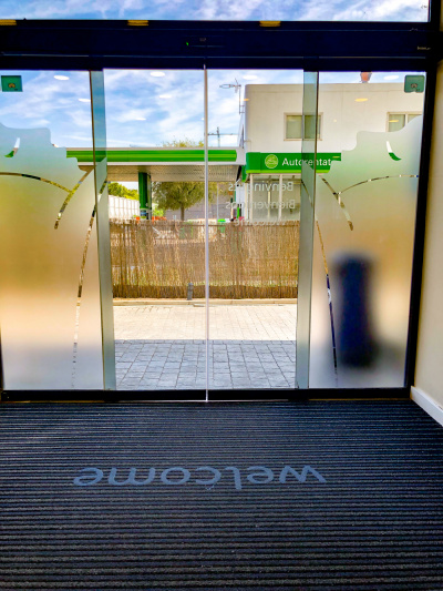 There is step-free access to the hotel through 2 glass sliding doors. There is a doormat in the entrance.