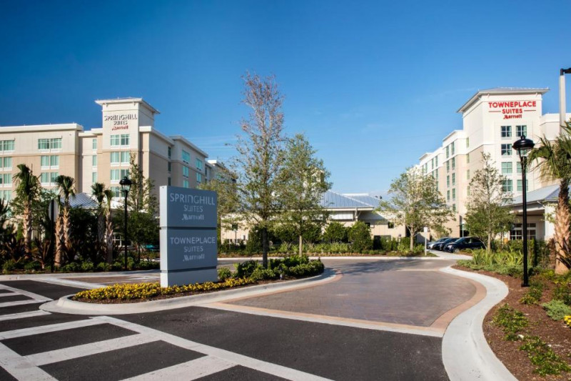 The hotel has a long, wide driveway, with a carpark to one side.