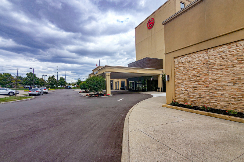 There is a long driveway leading up to the hotel entrance. The entrance is step-free and there are large glass doors leading to the lobby.
