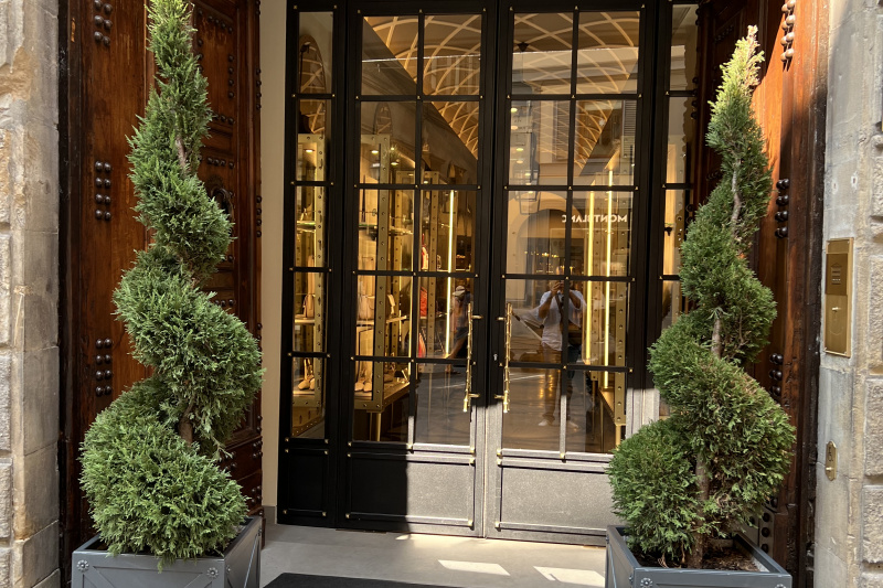 There is a shallow step up to the hotel porch from the paved sidewalk. Double glass panelled doors provide step-free access to the hotel lobby.