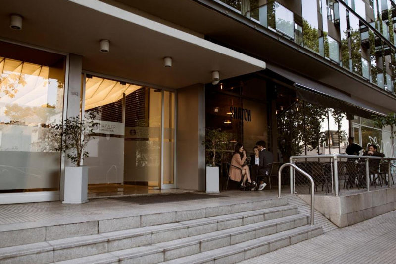 There are 4 long steps leading up to the hotel entrance. There is a steep, small ramp with handrails to the side of the steps.