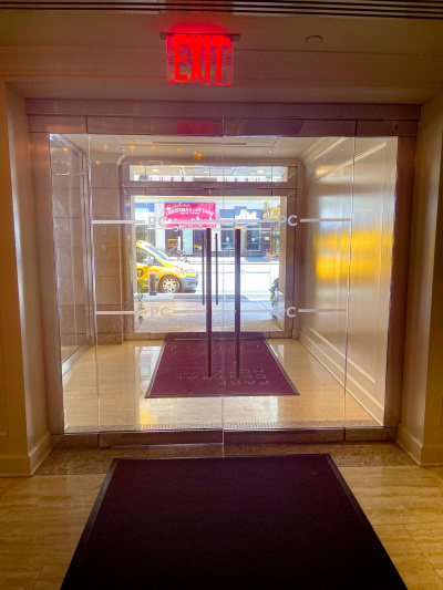 There is step-free access from the hotel lobby to the sidewalk through 2 sets of glass doors. There is a doormat between each set.