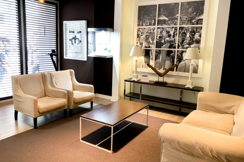 The seating area is step-free and has a sofa, a coffee table and 2 armchairs.