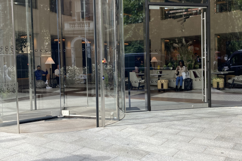 There is step-free access from the sidewalk to the hotel through a revolving door or through a manual door to the right.