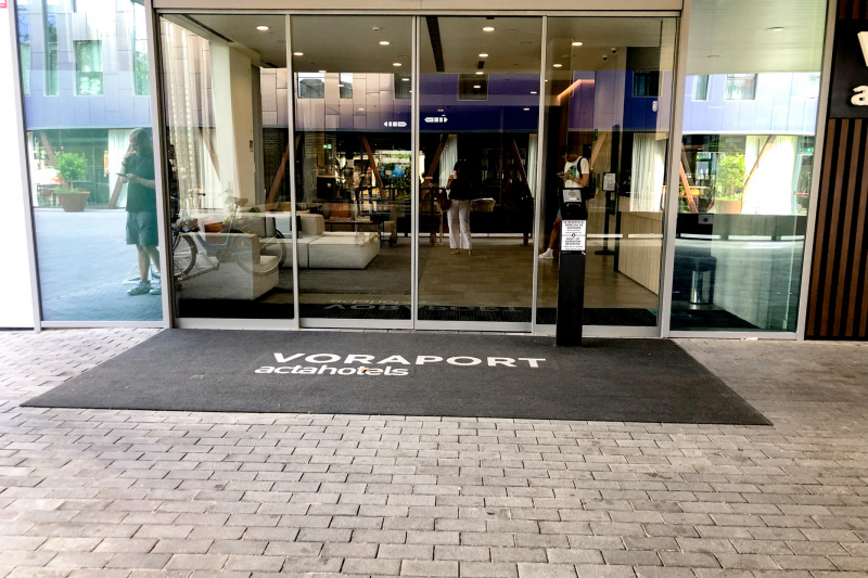 Access to the hotel is through 2 glass sliding doors. There is a paved driveway in front of the entrance.