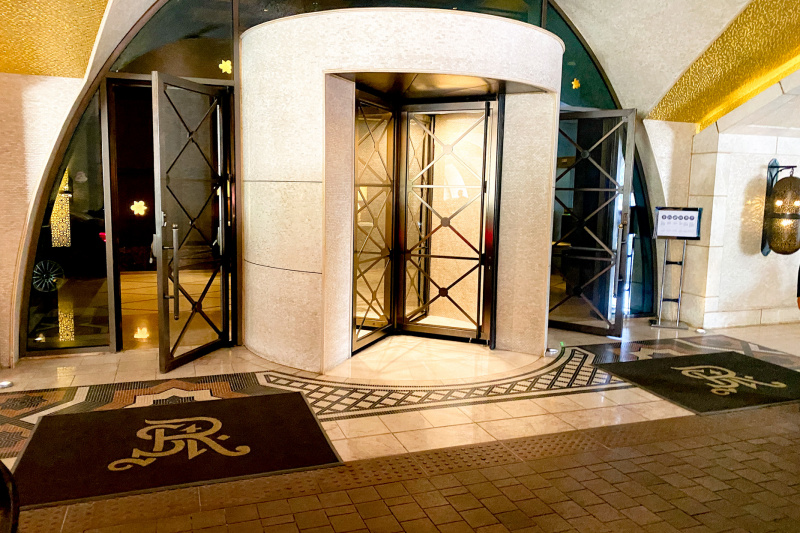 Access to the hotel is through a revolving door. To either side there are manual doors. The area is step-free.