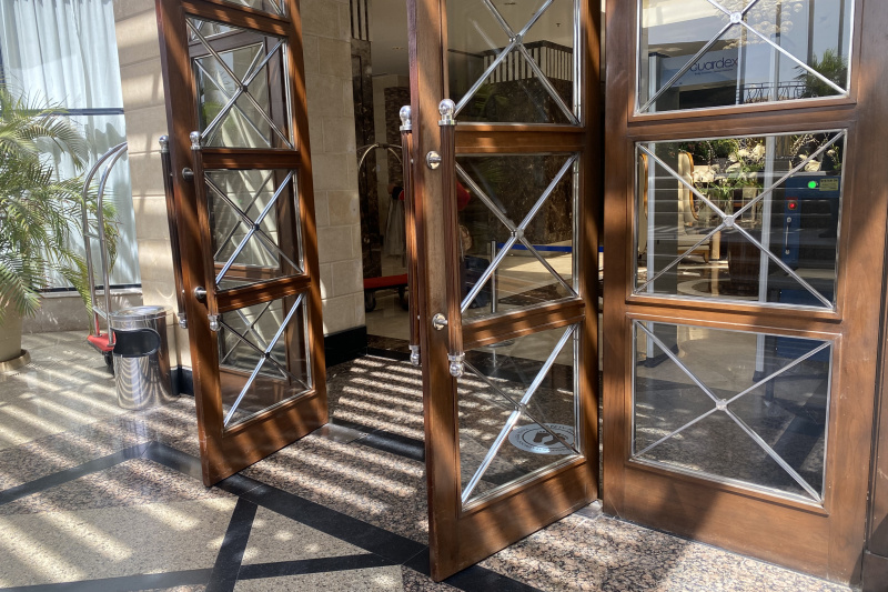 Access to the hotel is through 2 wooden and glass doors. The area is step-free.