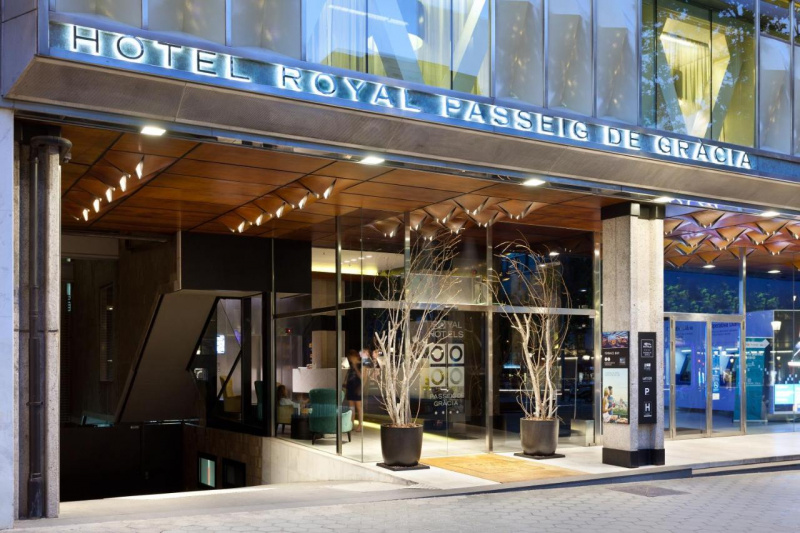 There is step-free access from the sidewalk to the hotel through glass doors. Beside the main entrance is a car ramp leading underground.