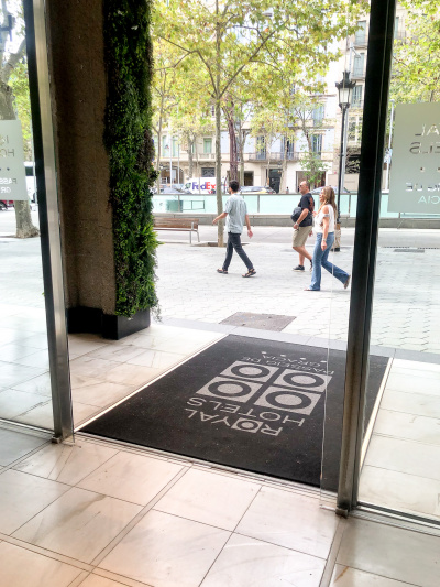 There is step-free access from the wide sidewalk into the hotel lobby through automatic glass doors. The street is pedestrianized.